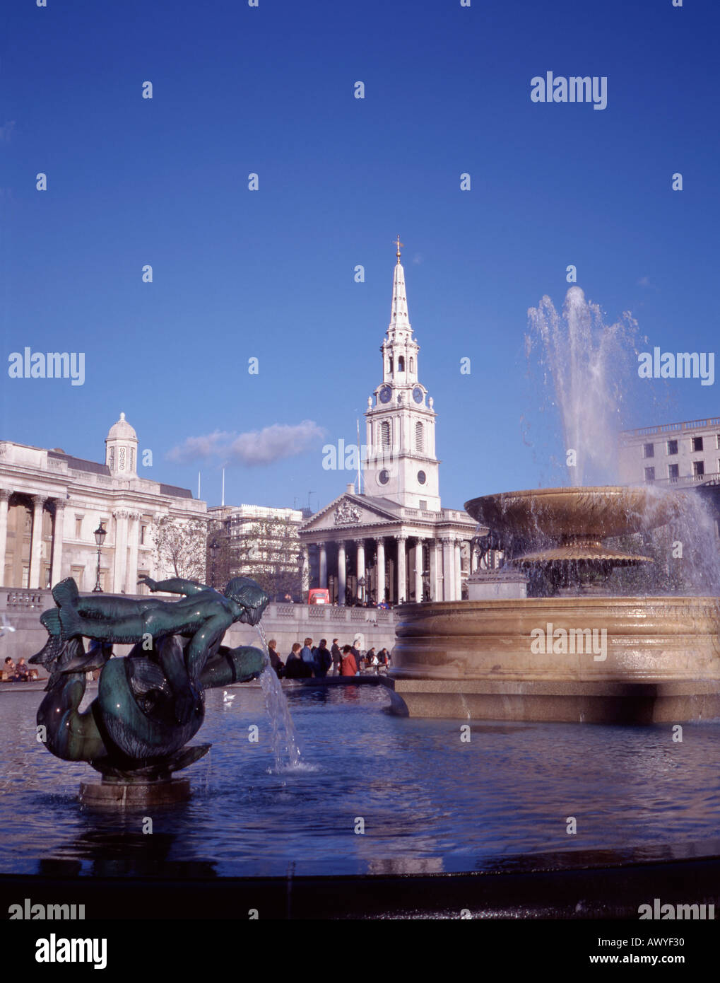 Kirche von St Martins in den Feldern über den Trafalgar Square Brunnen, London, England, UK gesehen. Stockfoto