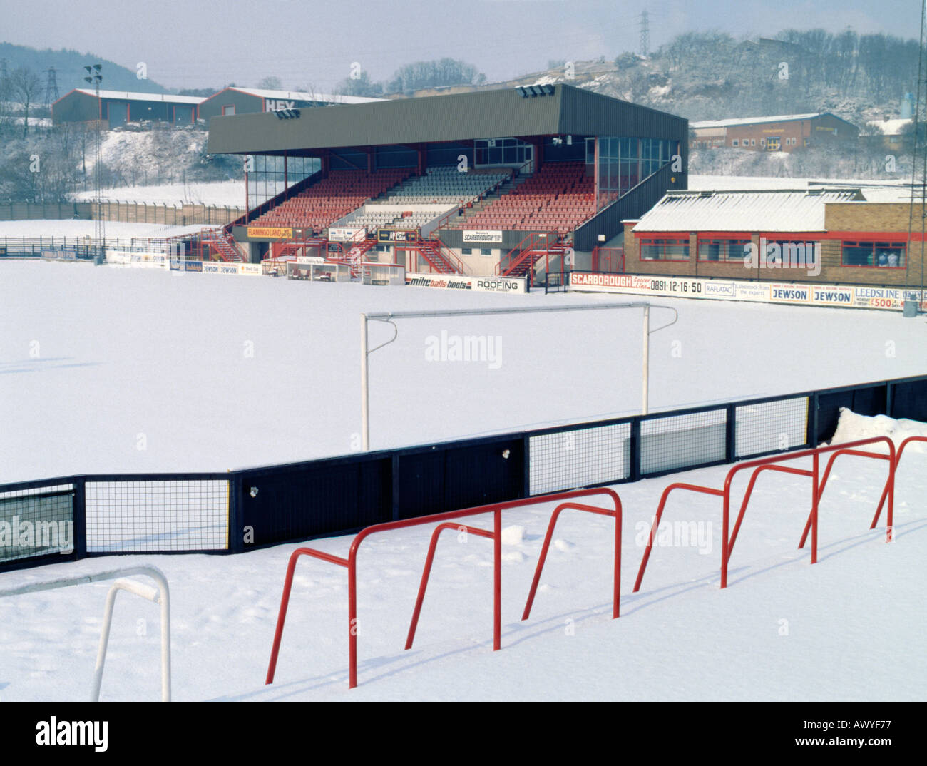 Football-Feld unter dem Schnee; Scarborough Fußballverein Boden, Scarborough, North Yorkshire, England, UK. Stockfoto