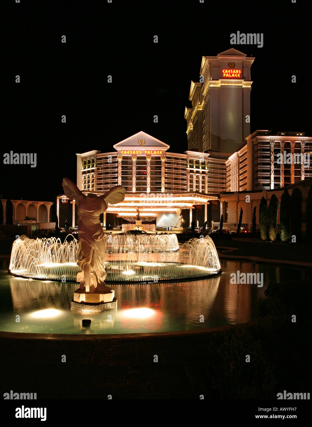 Caesars Palace und Brunnen beleuchtet in der Nacht, Las Vegas, Nevada, USA Stockfoto