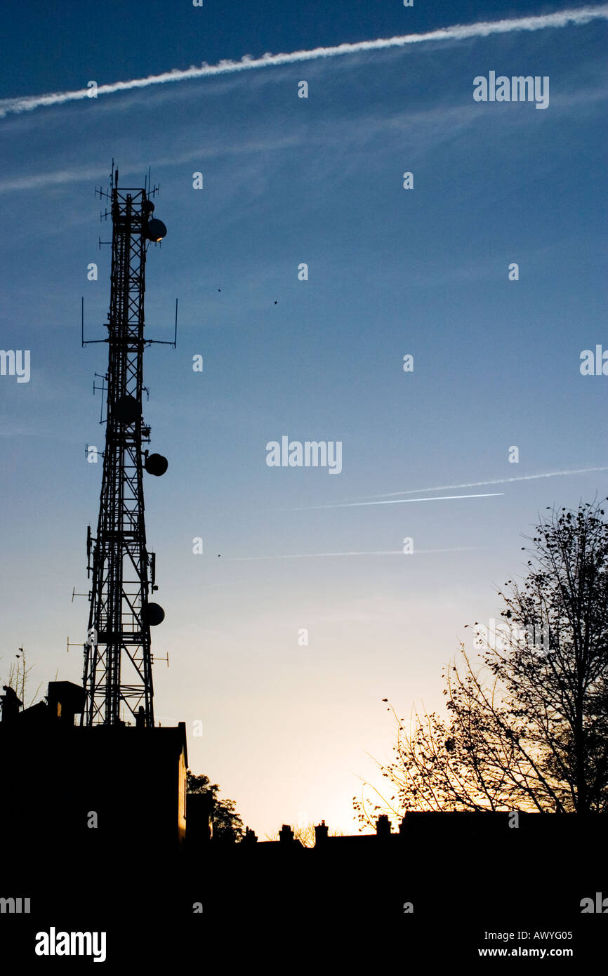 Radio Kommunikation Mast Silhouette gegen späten Nachmittag Himmel Stockfoto