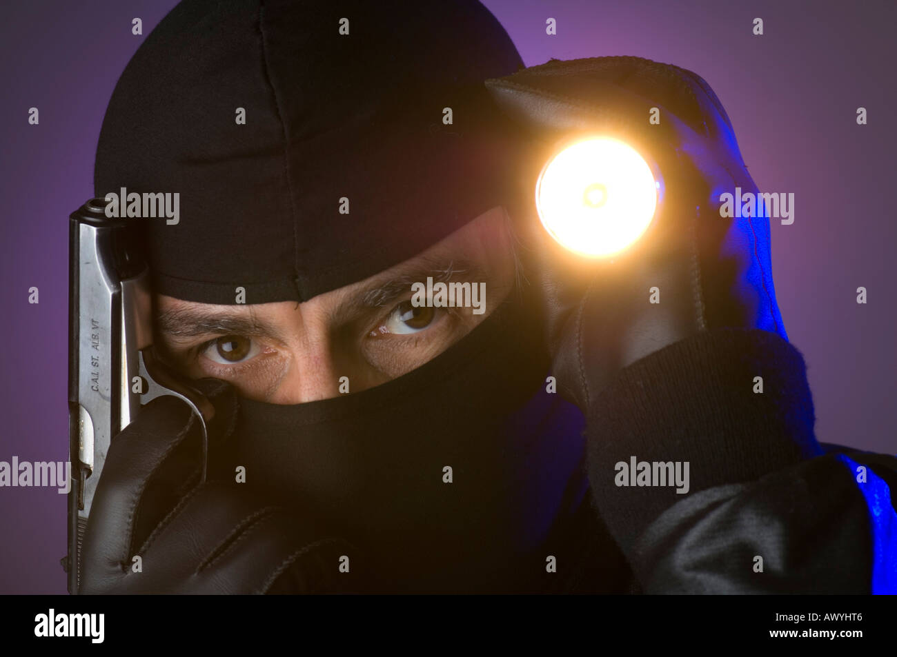 Mann mit Taschenlampe mit Ski Maske Einbruch in Banktresor Stockfoto