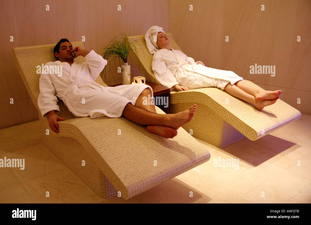 Ein paar gemeinsam in einem Spa entspannen Stockfoto