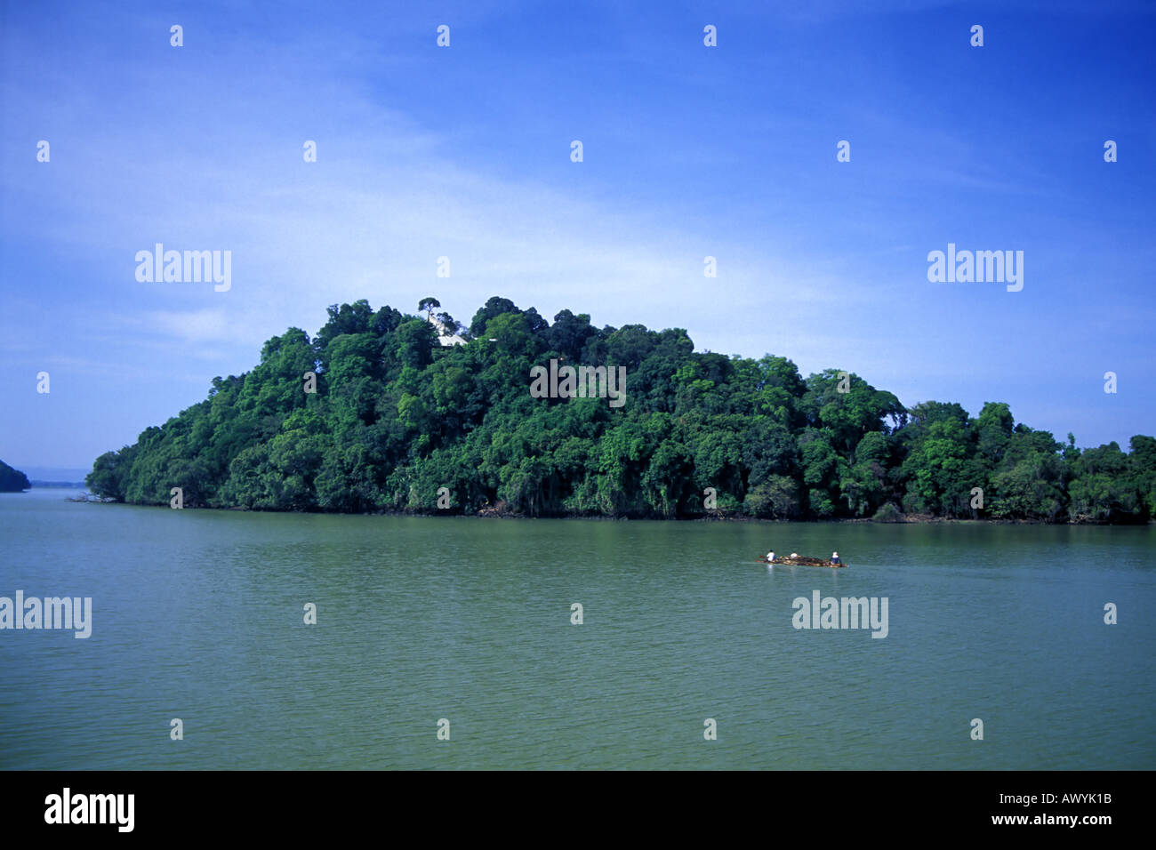 Boot nähert sich einer der Heiligen Kloster Inseln am See Tana, Äthiopien Stockfoto