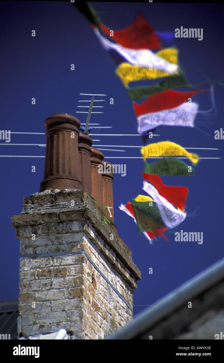Himalaya Gebetsfahnen, Fernsehantennen und Schornstein Stockfoto