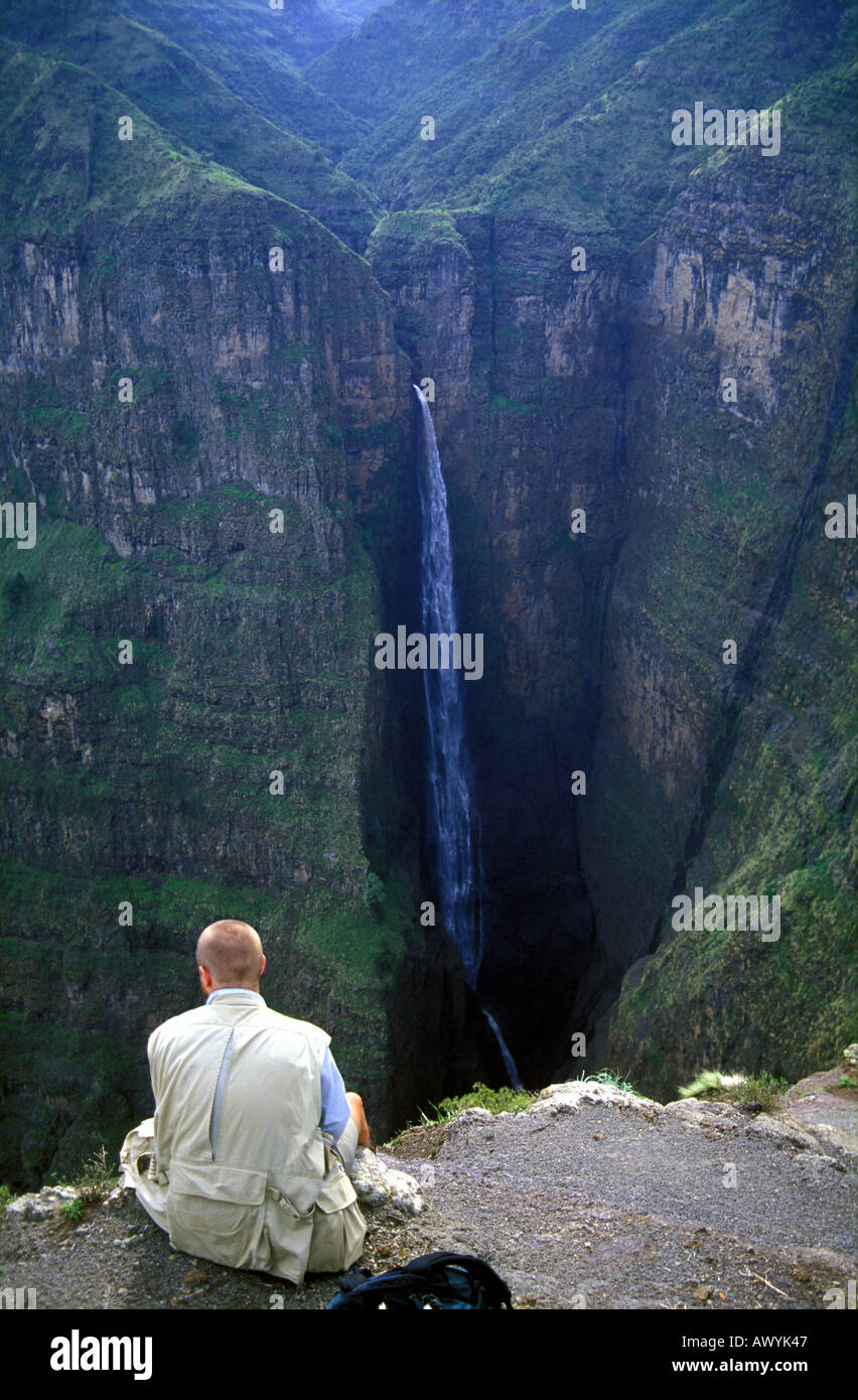 Ökotouristen an spektakulären Wasserfall Jimba Wenz Simien Mountains Nationalpark Äthiopien Nein Herr Stockfoto