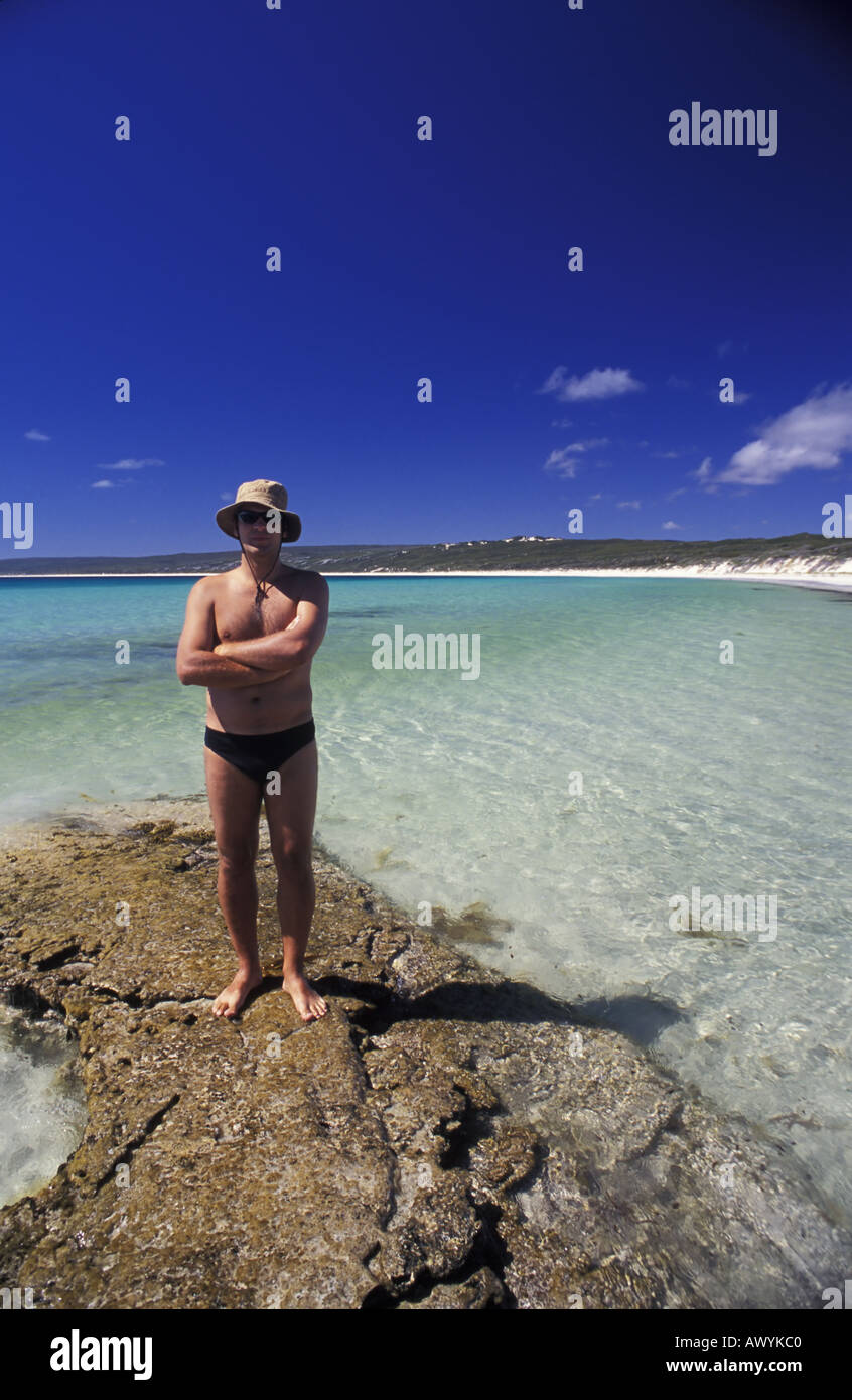 Männliche Touristen stehen auf Felsen in Hamelin Bay Westaustralien Herr Stockfoto
