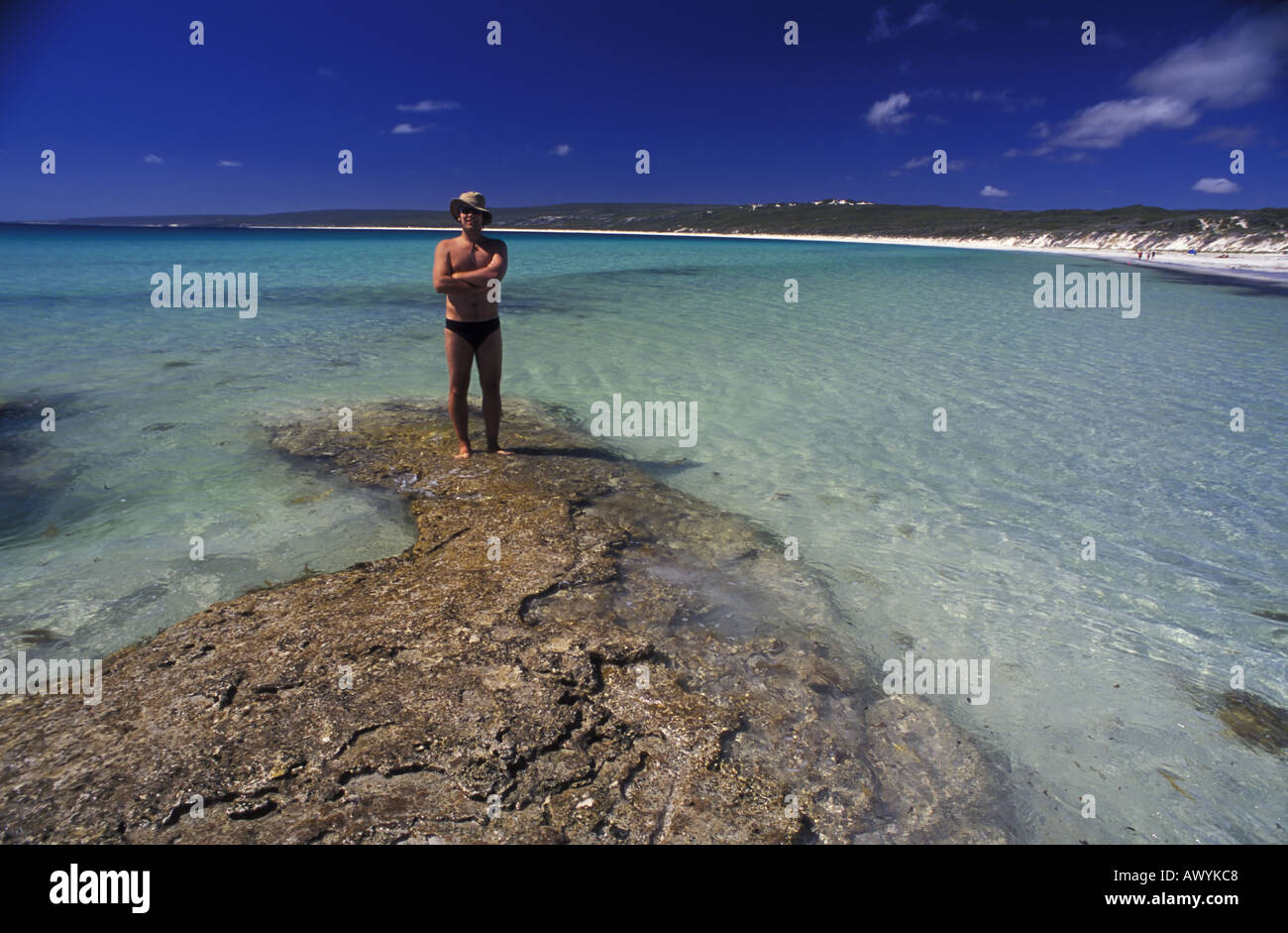 Männliche Touristen stehen auf Felsen in Hamelin Bay Westaustralien Herr Stockfoto