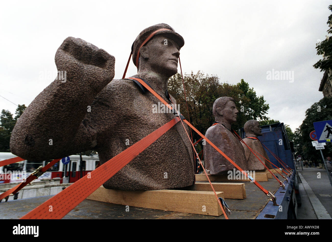 Kommunistischen Statuen auf der Ladefläche eines Lastwagens Wien Österreich No PR verschoben wird Stockfoto