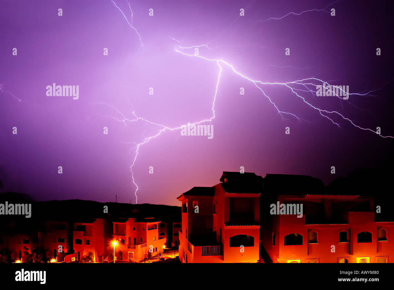 Erstaunlich, dicken Blitz beim Gewitter in der Nacht in Spanien Stockfoto