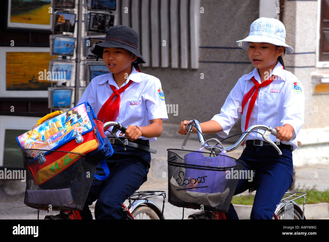 Asien Fernost Vietnam, Hoi an Markt, zwei hübsche junge Mädchen auf Fahrrädern in typischen kommunistischen Schuluniform & Floppy Hüte Stockfoto