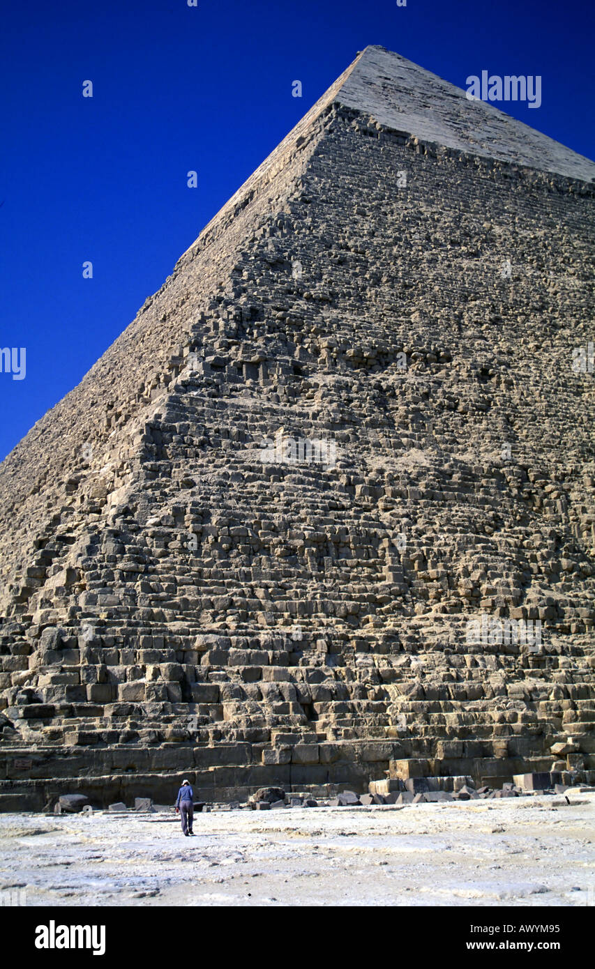 Tourist in den Schatten gestellt durch die Cheops-Pyramide (Details der alten Konstruktion sichtbar) Gizeh Kairo Ägypten Stockfoto