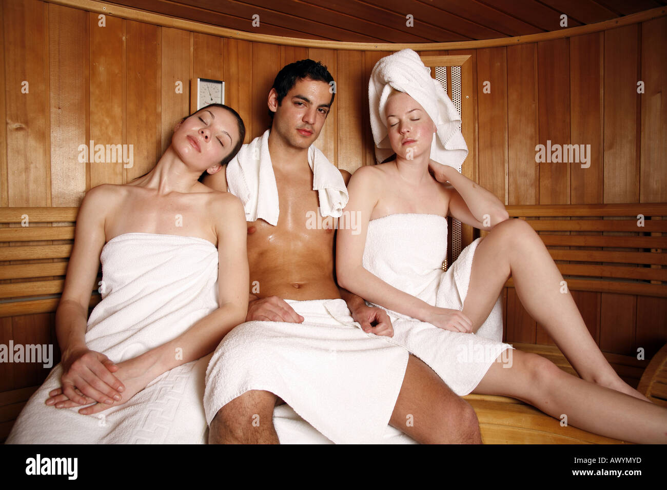 Mann mit zwei jungen Frauen genießen eine sauna Stockfoto