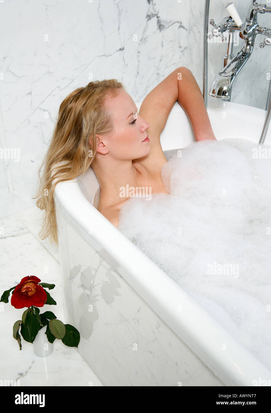 Frau genießt Schaumbad Stockfoto