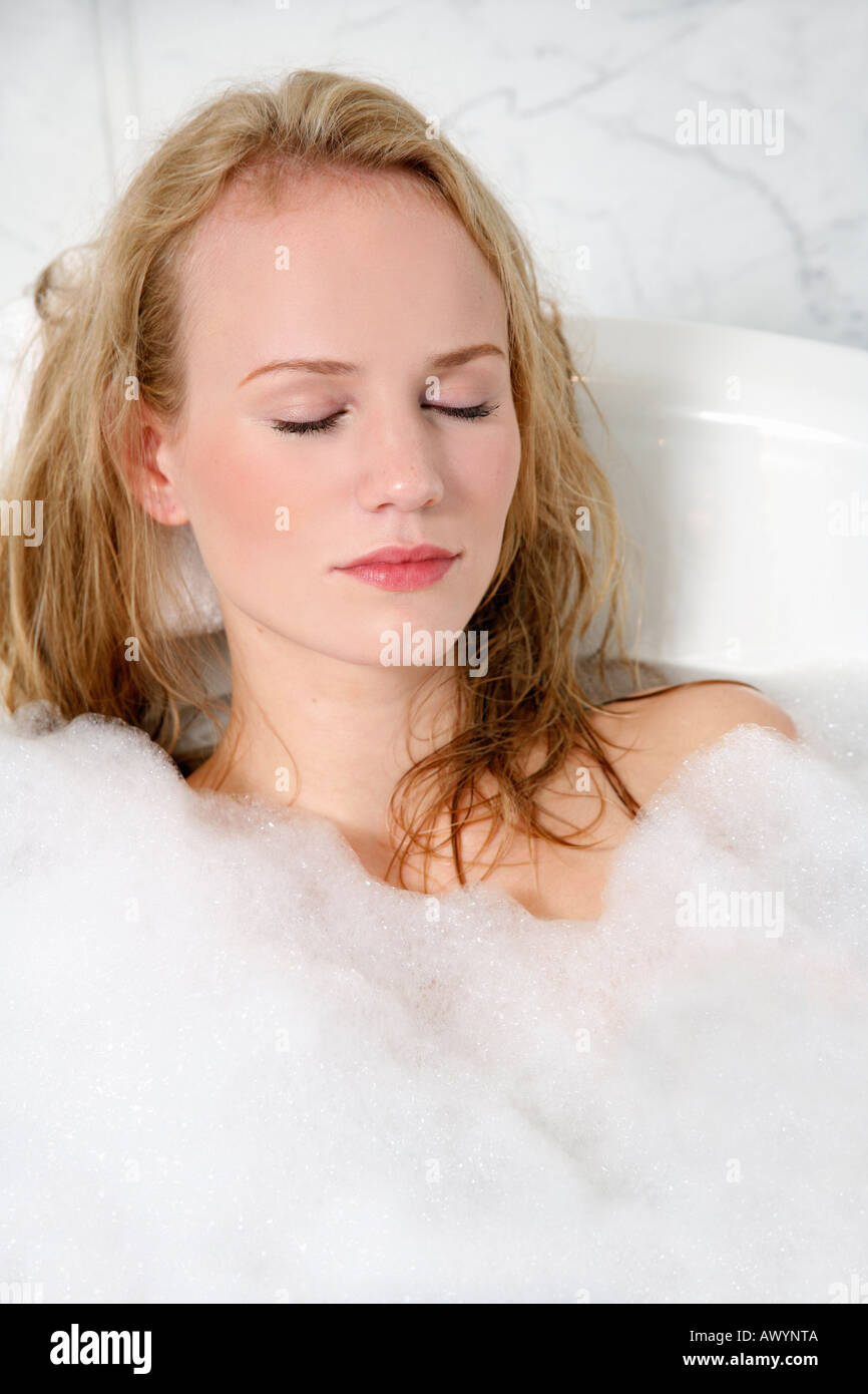 Frau genießt Schaumbad Stockfoto