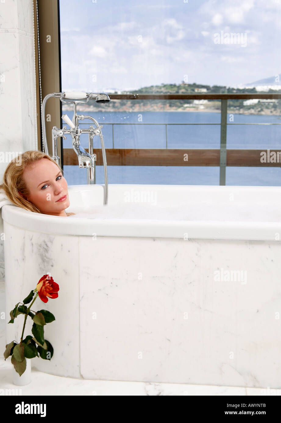 Frau genießt Schaumbad Stockfoto