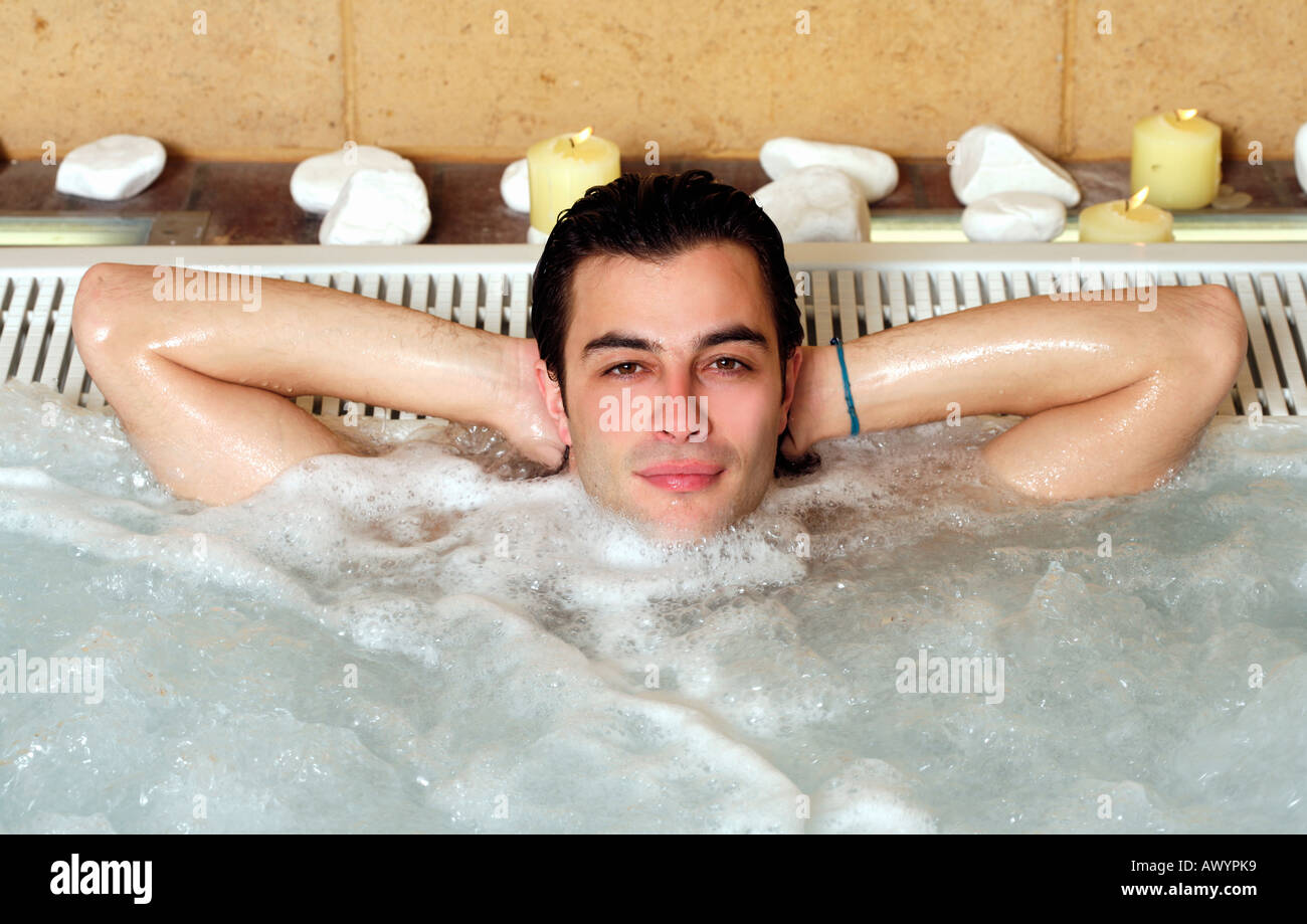Ein Mann im Whirlpool in einem spa Stockfoto