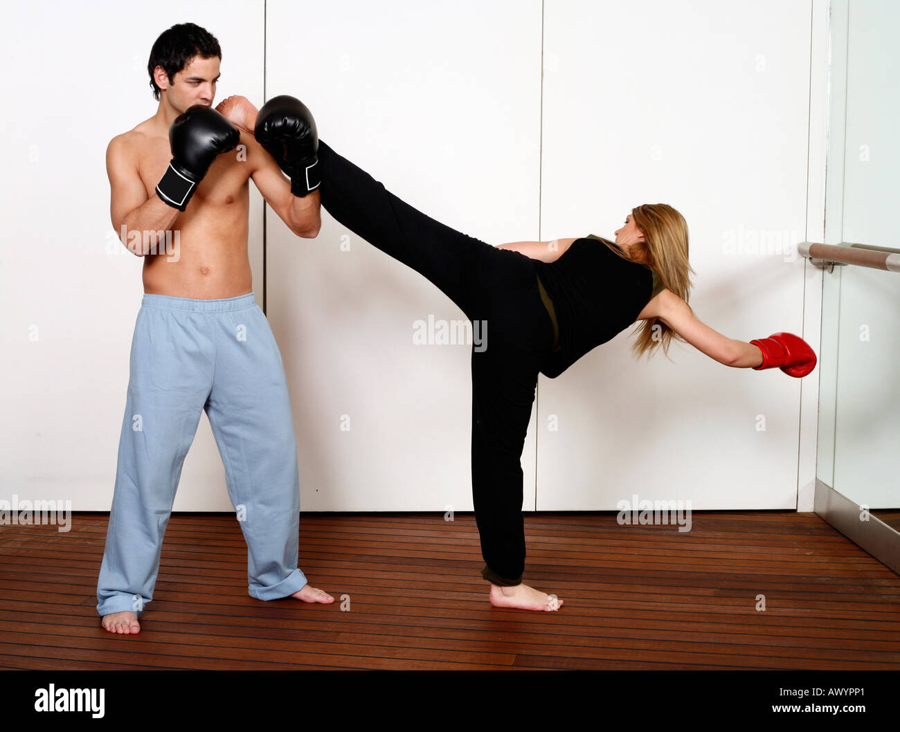 Geraden rechten Punch von aktiven Tae Bo und Side kick Stockfoto