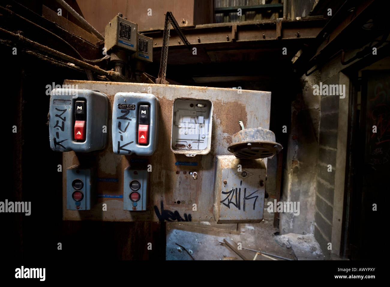 Eine aus der Service-Zentrale in einer stillgelegten Fabrik. Interrupteur Marche Arrêt Dans Une Usine désaffectée Stockfoto