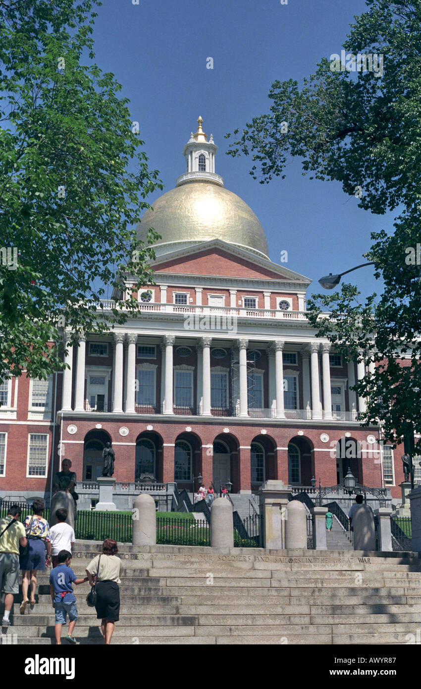 Touristen an der Massachusetts State House auf der Beacon Street in Boston, Massachusetts Stockfoto