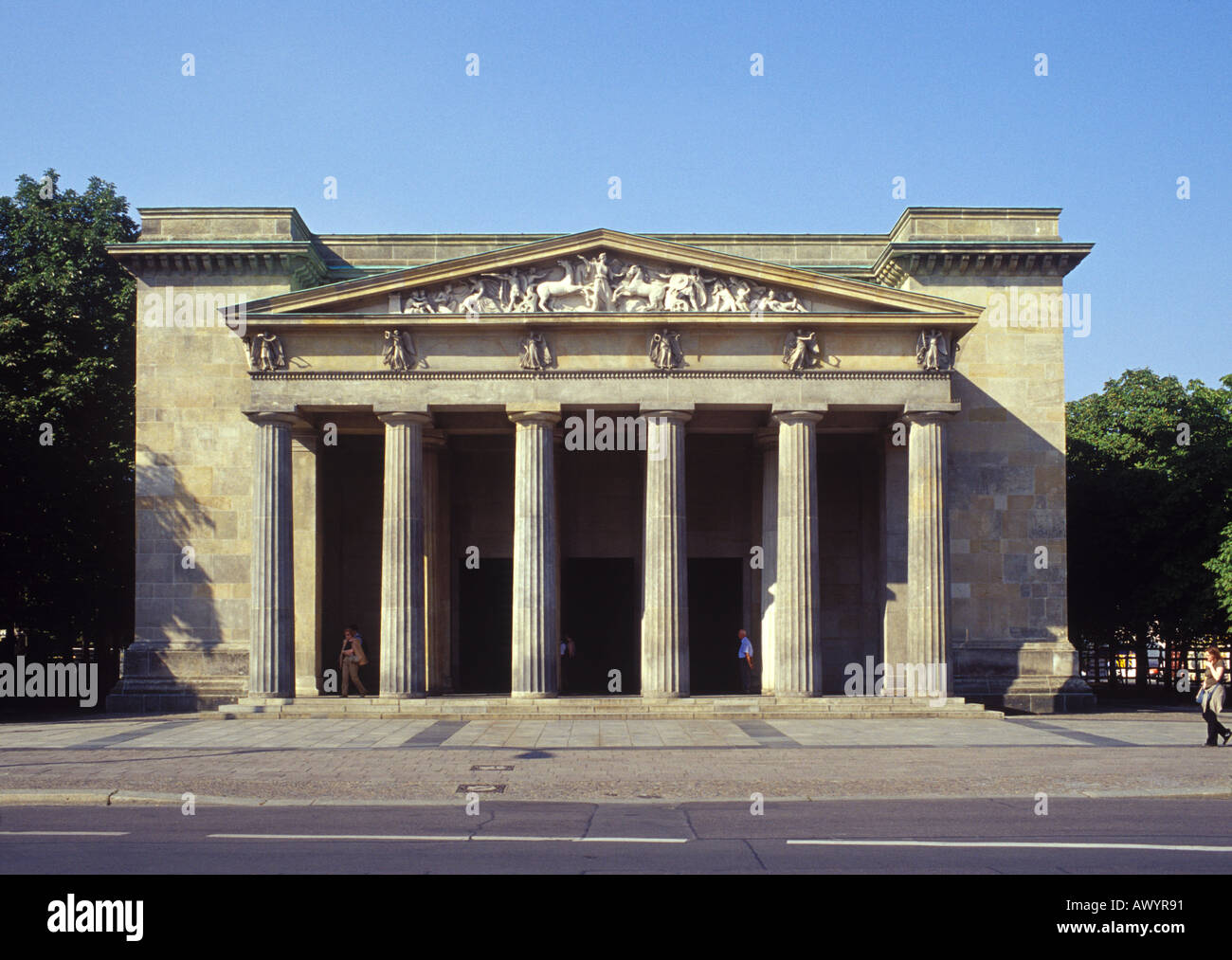 die-neue-wache-von-karl-friedrich-schinkel-stockfotos-und-bilder