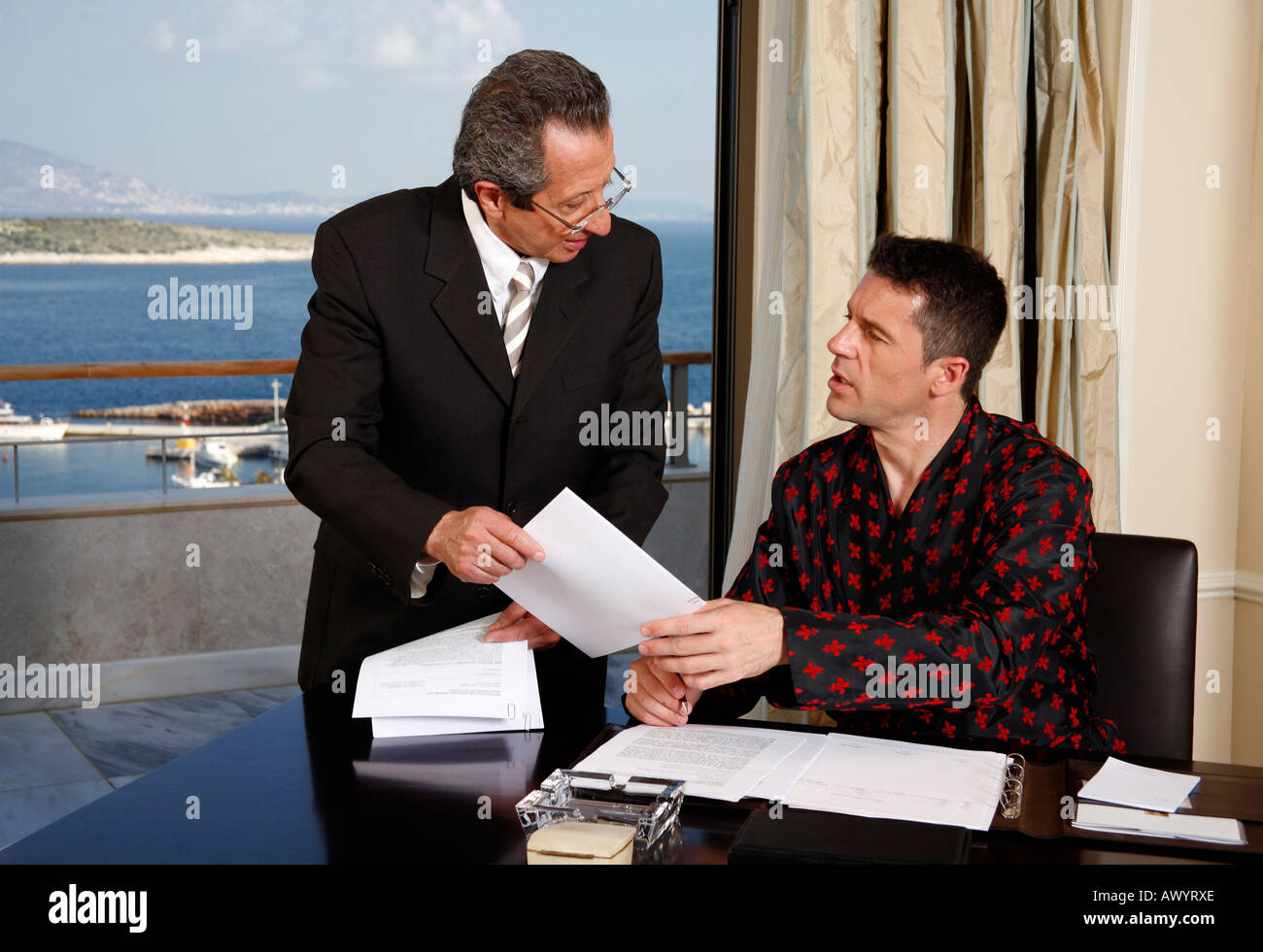 Zwei Geschäftsleute arbeiten in einem Hotelzimmer Stockfoto
