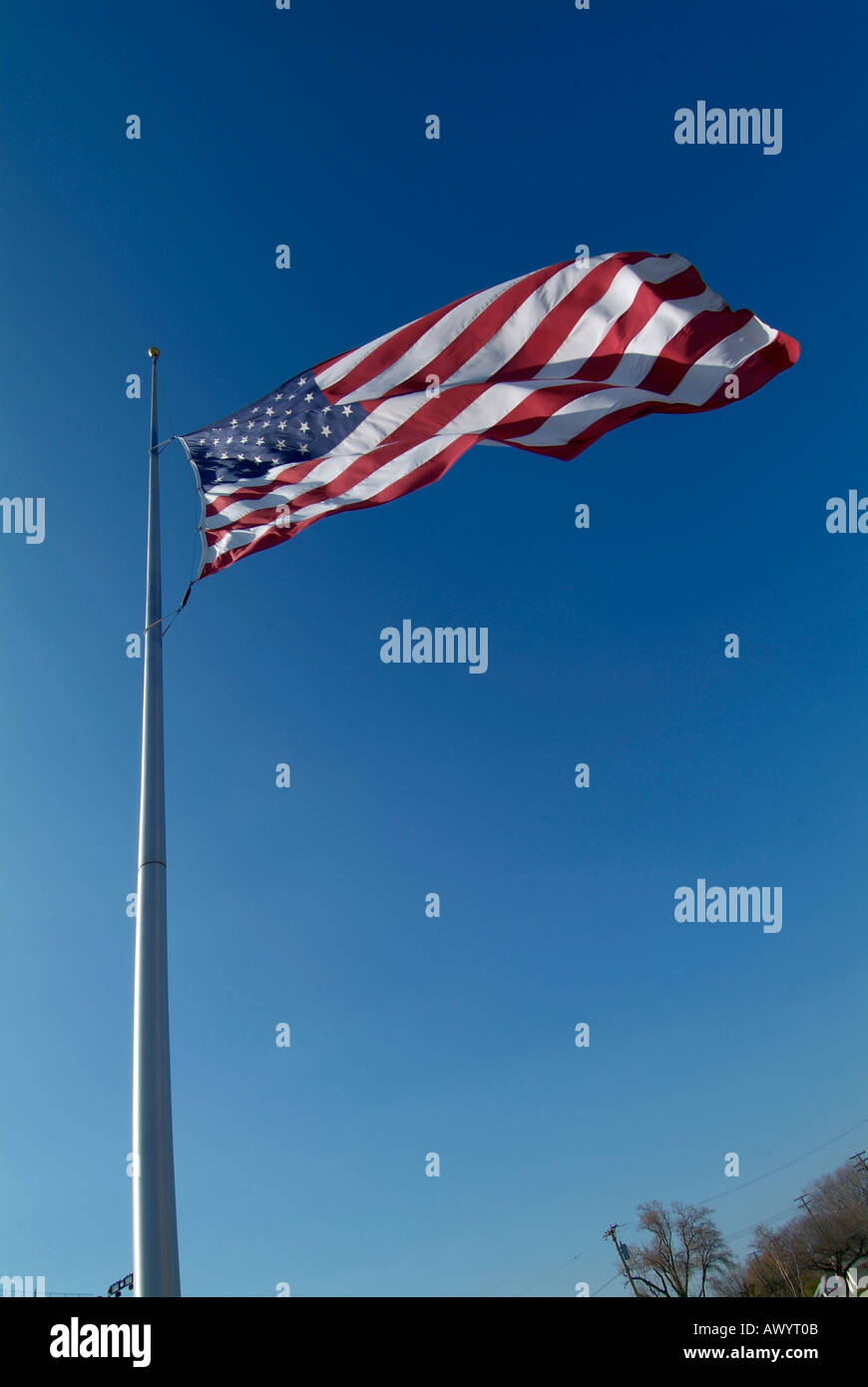 Die USA-Flaggen fliegt auf Halbmast symbolische, dass eine prominente Person verstorben ist Stockfoto