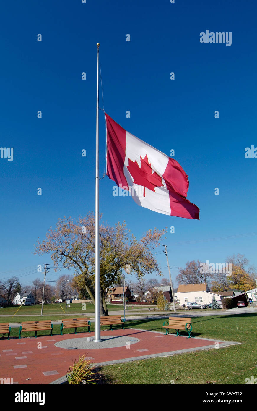 Die kanadische Flagge fliegt auf Halbmast symbolisch, dass eine prominente Person verstorben ist Stockfoto