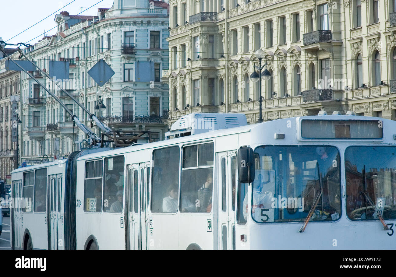 öffentliche Verkehrsmittel-Bus am Newski Prospekt, St. Petersburg, Russland Stockfoto