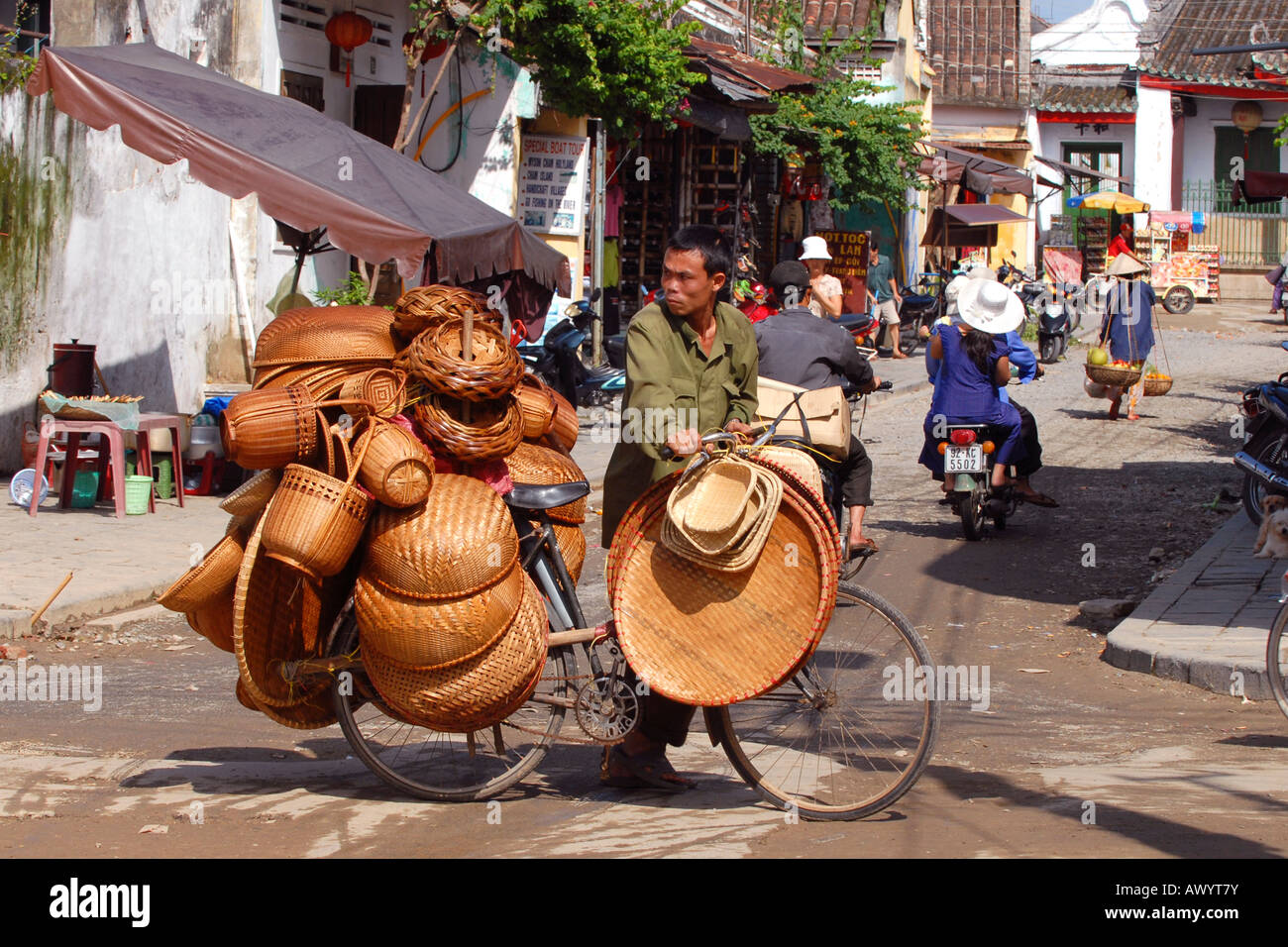 Asien Fernost Vietnam, Hoi an Markt, gewebte Körbe Verkäufer verkauft seine Waren von seinem Fahrrad Stockfoto