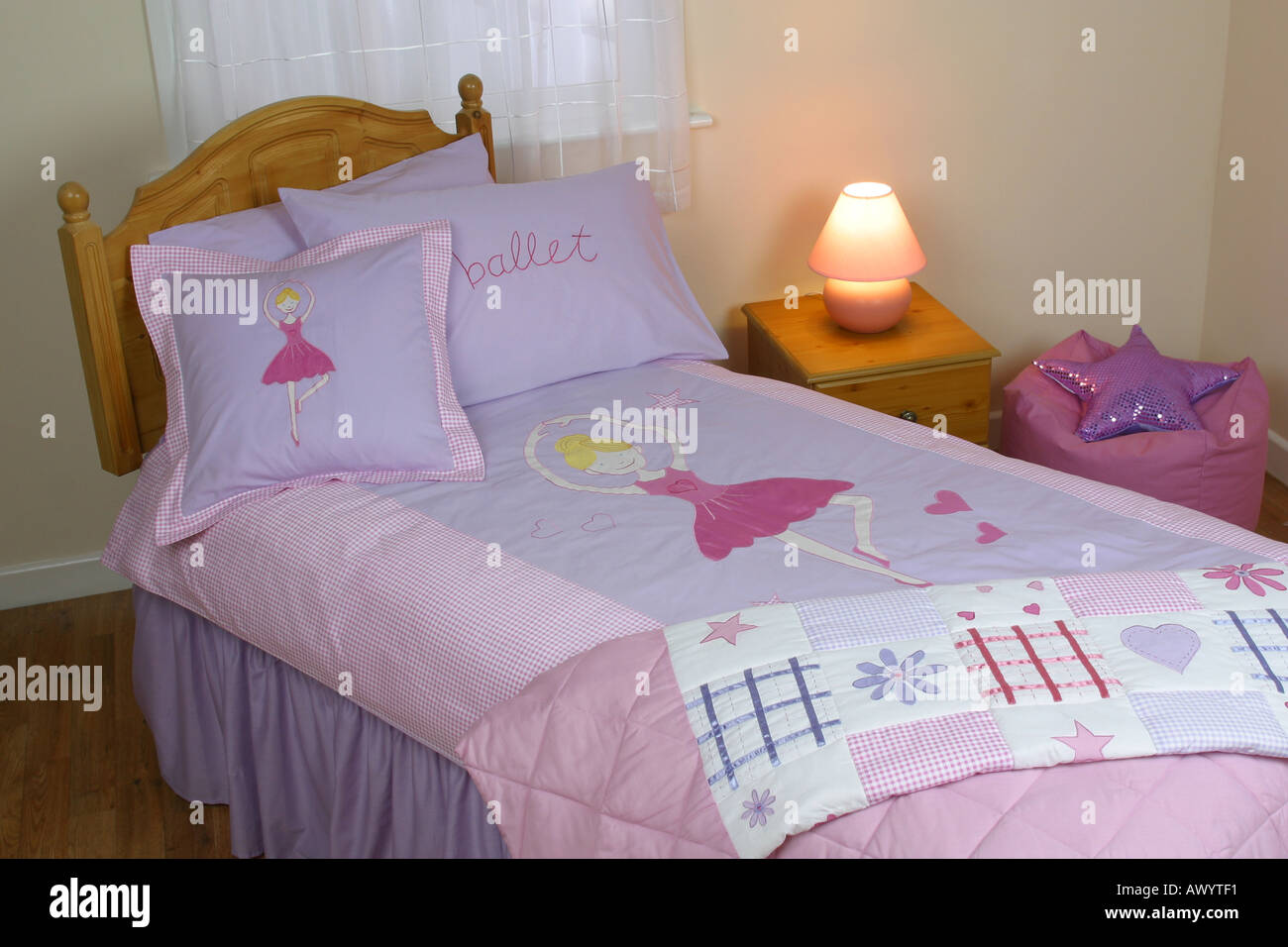 Bettbezug und Bettwäsche auf dem Display im store Stockfoto