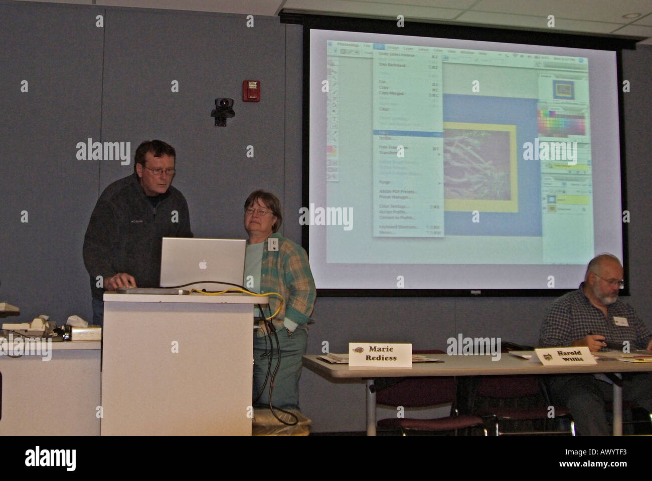 Weibliche Moderatorin hält Vortrag zu Geschäftstreffen und nutzt digitalen Projektion in ihrer Präsentation Stockfoto