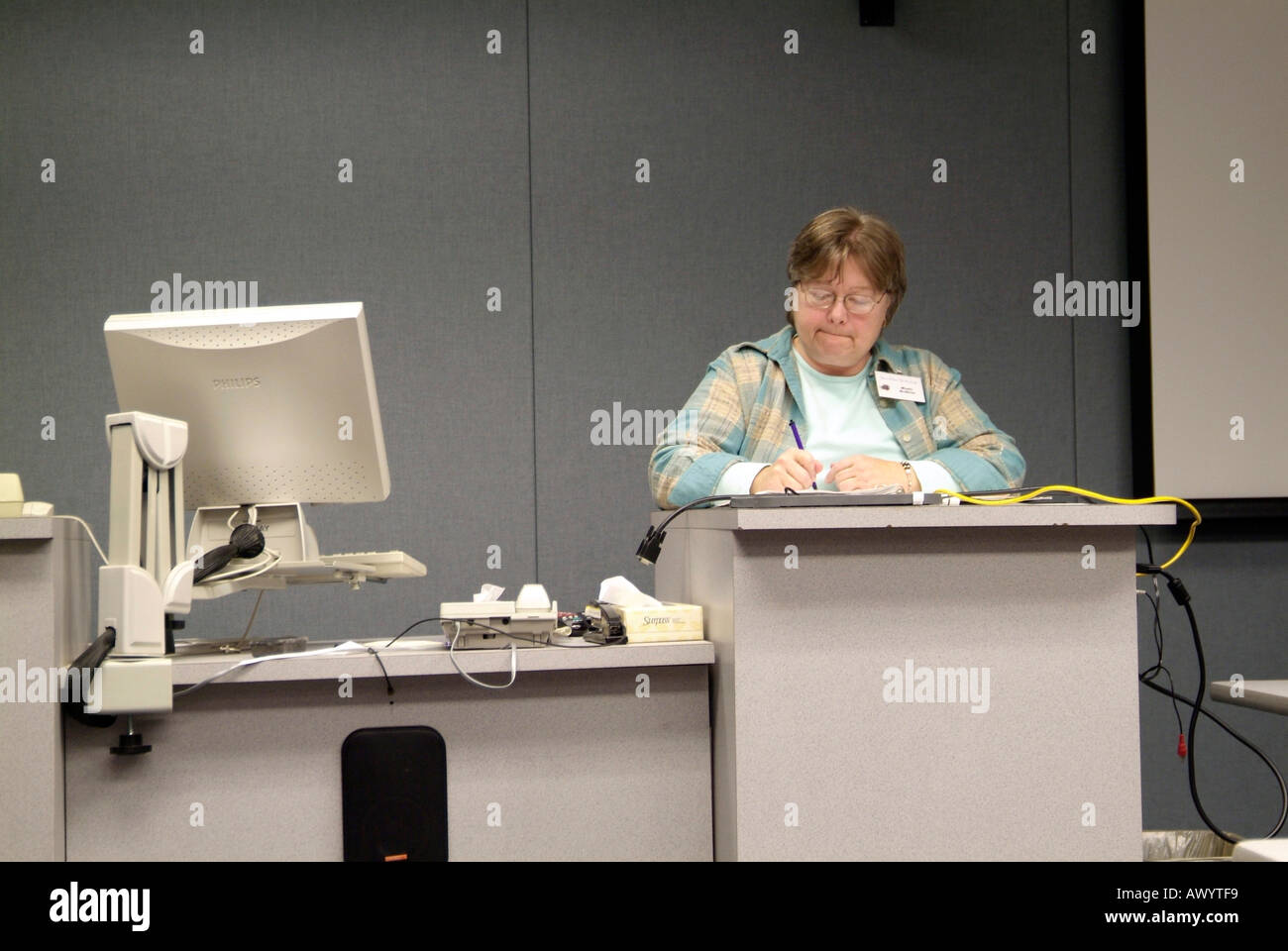 Weibliche Moderatorin hält Vortrag zu Geschäftstreffen und nutzt digitalen Projektion in ihrer Präsentation Stockfoto