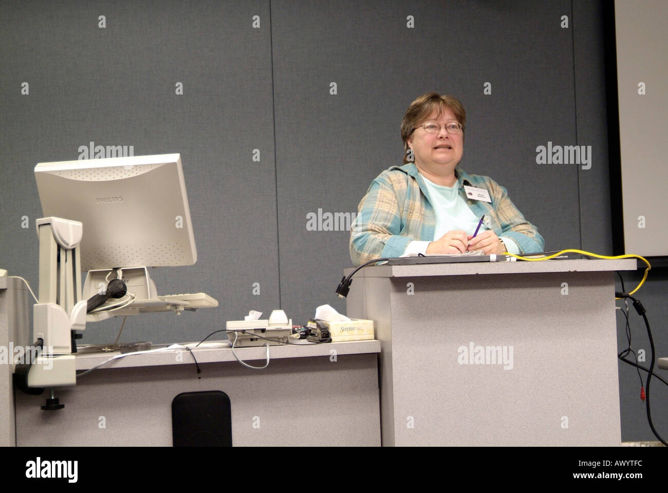 Weibliche Moderatorin hält Vortrag zu Geschäftstreffen und nutzt digitalen Projektion in ihrer Präsentation Stockfoto