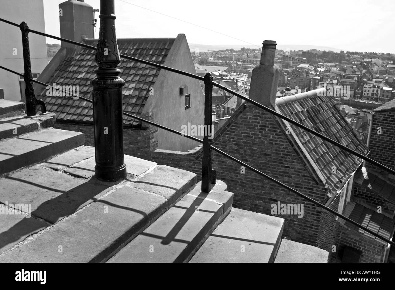 Ein Blick auf die berühmten 199 Stufen in Whitby, führt an Str. Marys Kirche und Whitby Abbey Stockfoto