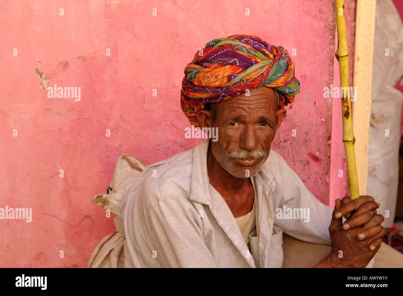 Die Farben der Rajasthan Indien A Rajasthani Mann trägt den traditionellen turban Stockfoto