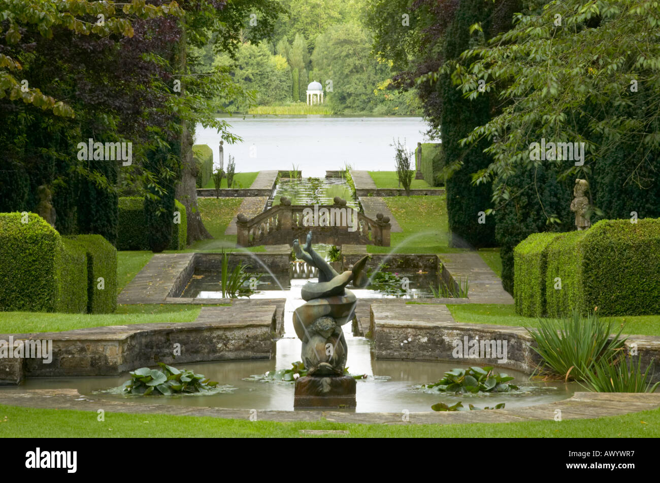 Blick über Harold Petos Wassergarten in Buscot Park Oxfordshire zum Tempel Stockfoto