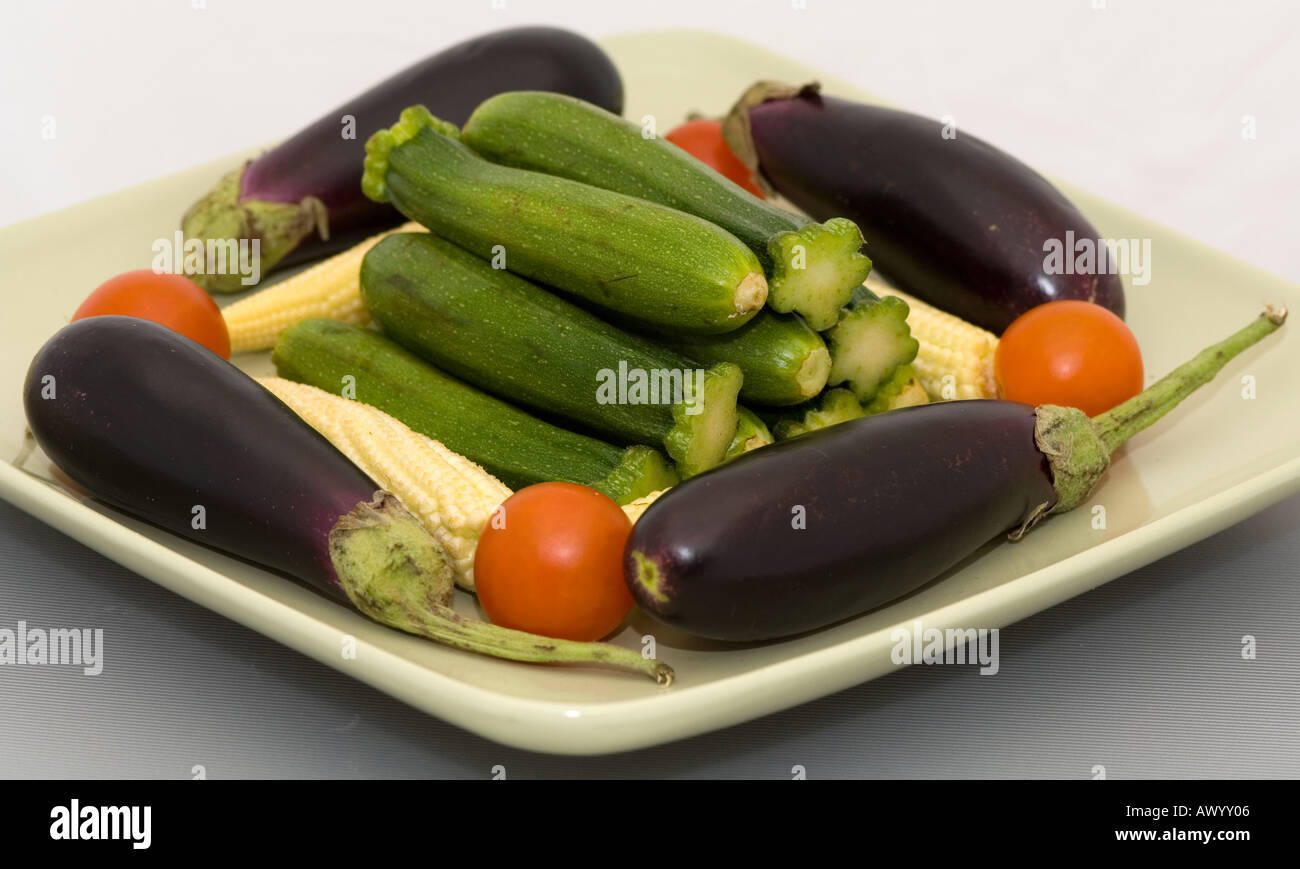 Ungekocht jungem Gemüse in einer Platte Stockfoto