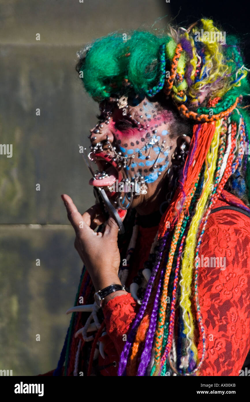 Meist gepiercte Frau der Welt auf dem Edinburgh Festival Fringe fügt der Schere durch ihre Zunge, Schottland. Stockfoto