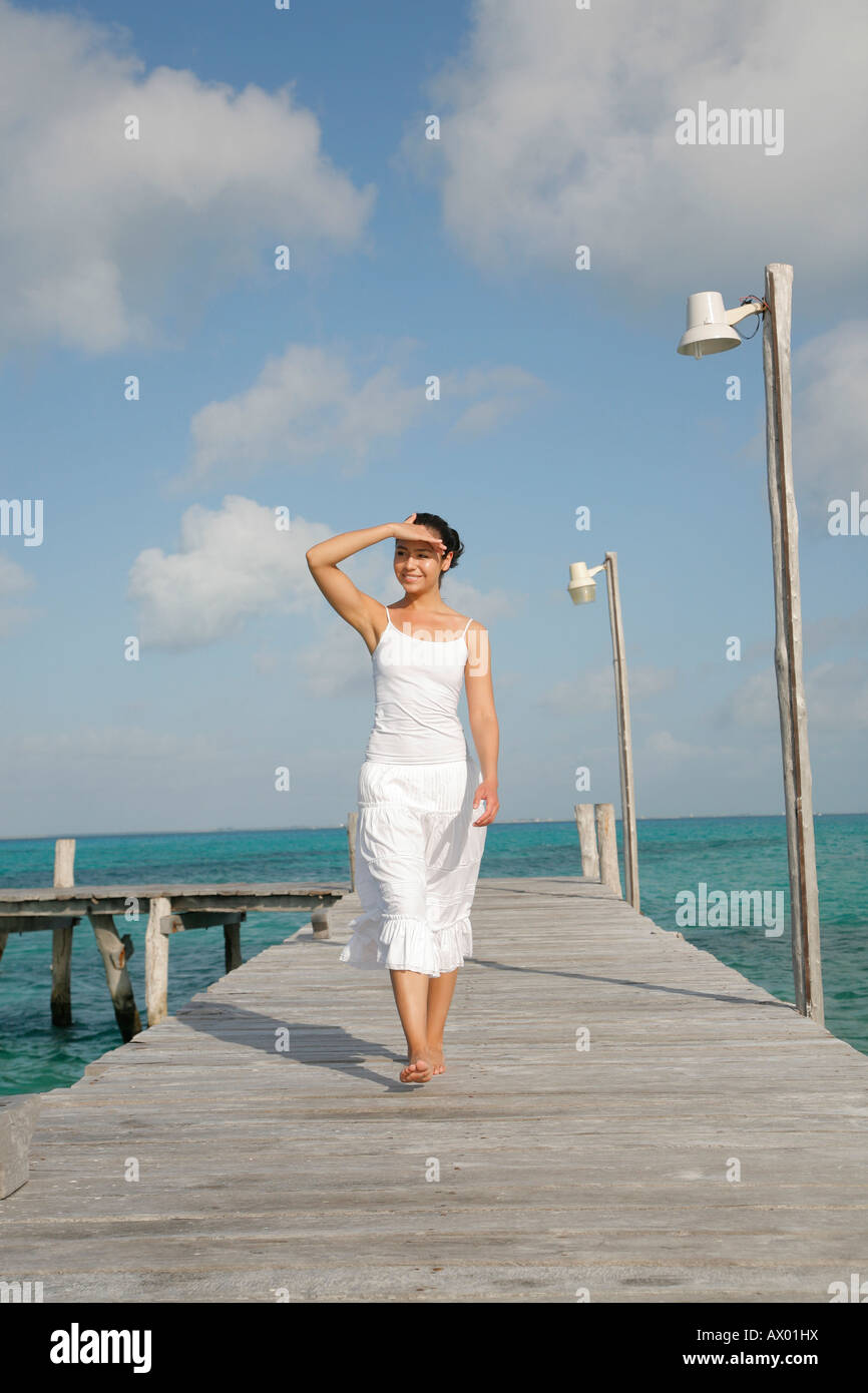 Junge Frau zu Fuß auf einem Pier, Isla Mujeres, Cancun, Mexiko. HERR-03-05-2008 Stockfoto