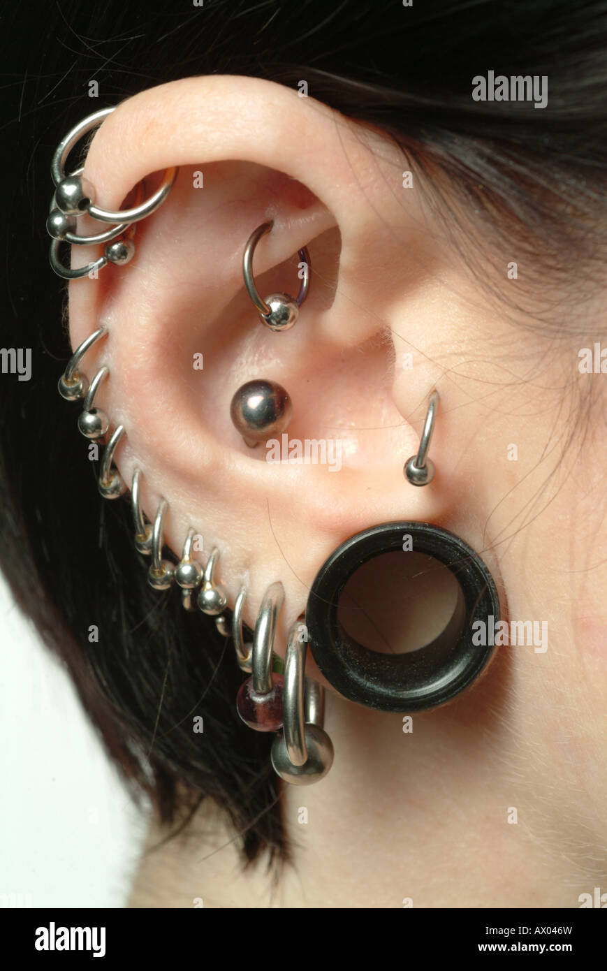 Nahaufnahme des Ohres mit mehrere piercings Stockfoto
