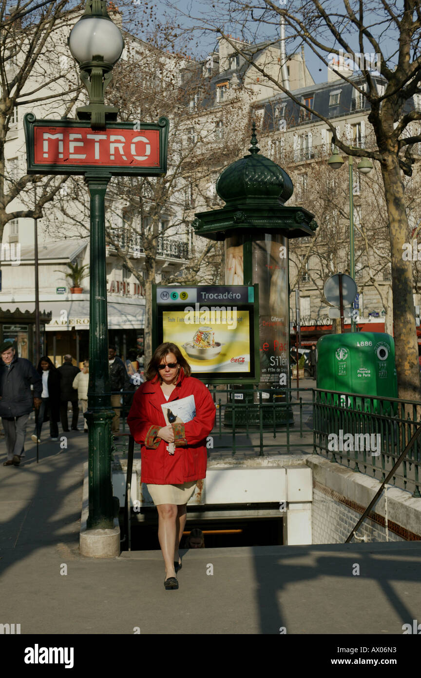 Passagier verlassen Paris Metro station Stockfoto