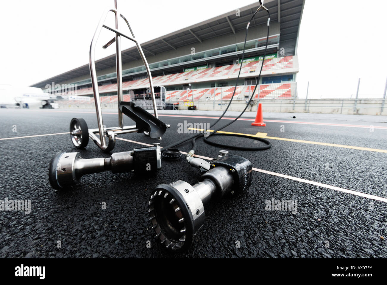 Formel 1 Schlagschrauber auf Bürgersteig im Boxenbereich der Rennstrecke Stockfoto