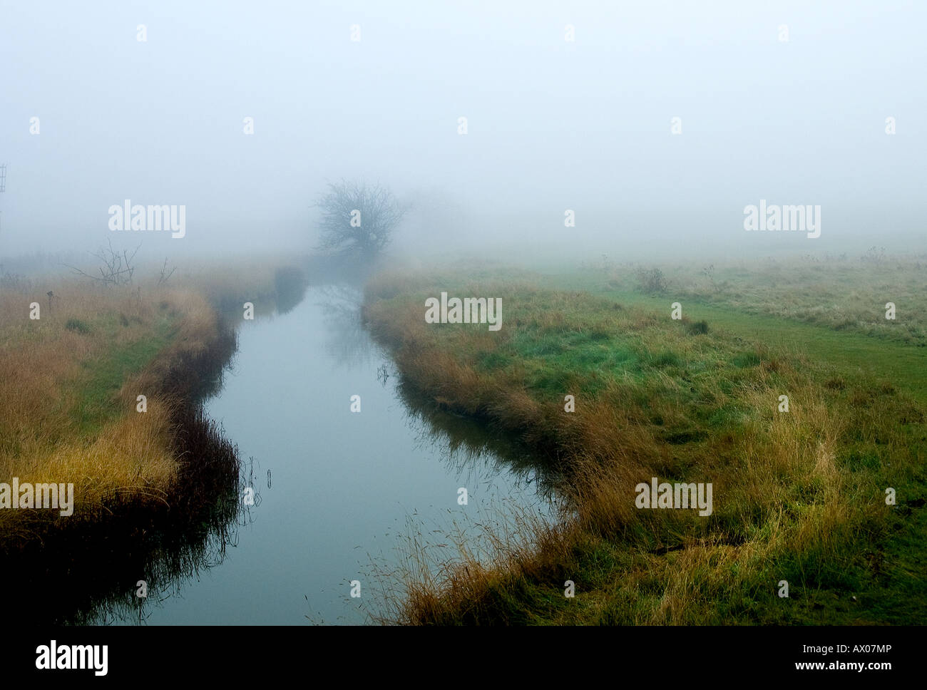 UK Wetter Nebel - eine langsame Strömung in einem nebelhaften Thames Estuary an der Küste von Essex. Stockfoto