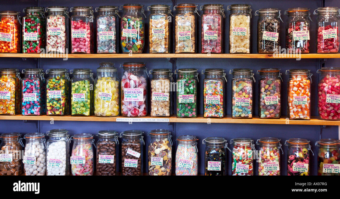 Gläser von Lollies in einem Speicher selbst. Stockfoto