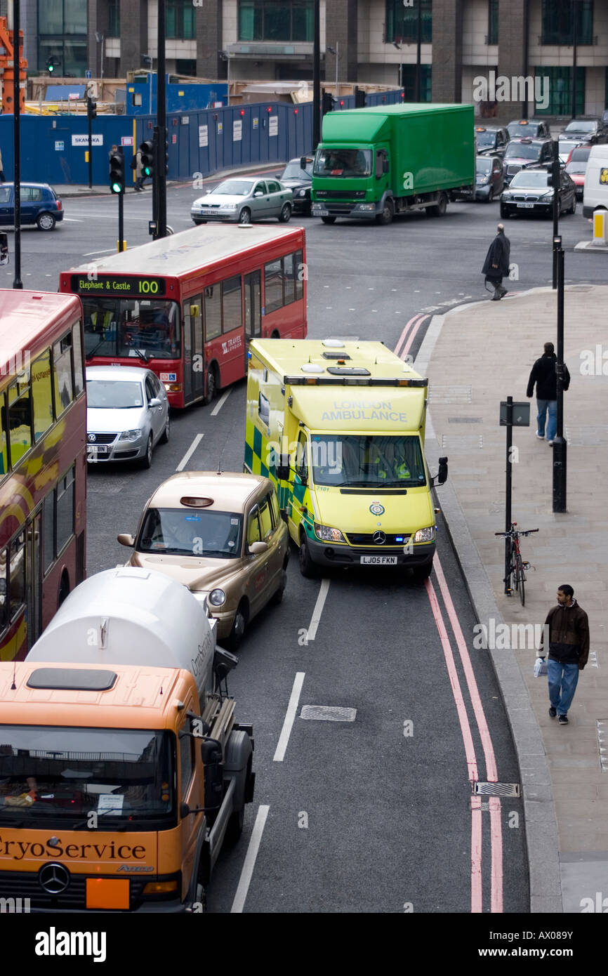 London-Krankenwagen-Service-Fahrzeug mit blauen Blaulicht und Sirene auf kämpfen gegen den Verkehr Stockfoto
