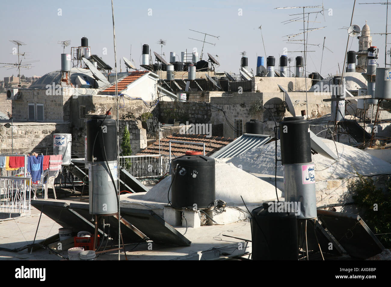 Dächer von Schornsteinen und Kommunikations-Ausrüstung im alten Teil der Stadt von Jerusalem Stockfoto