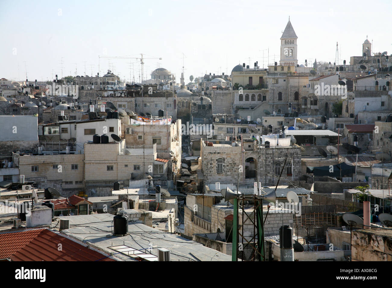 Schornsteine und Kommunikations-Ausrüstung im alten Teil der Stadt von Jerusalem voller Urban skyline Stockfoto