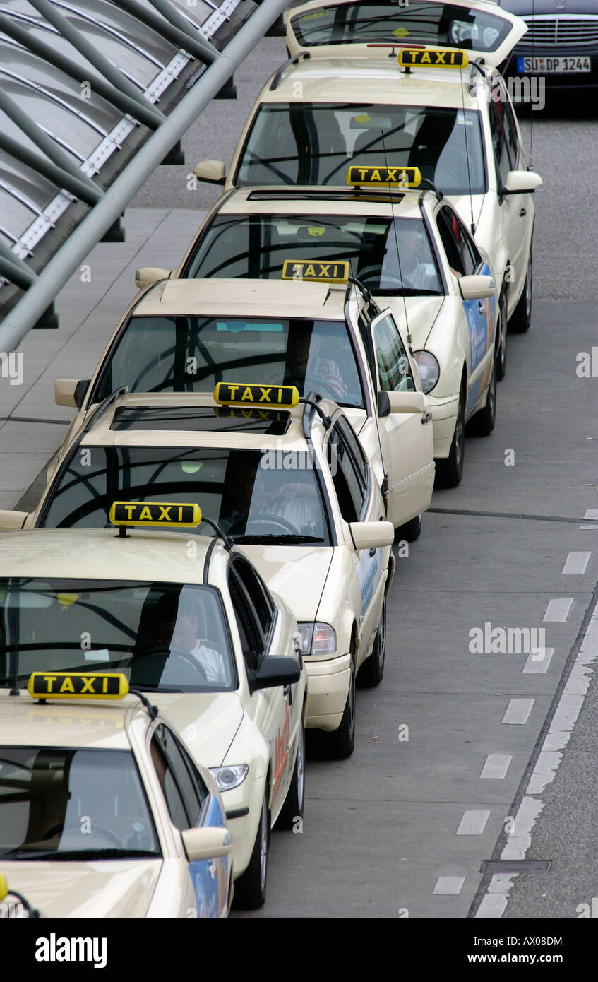 Taxis warten auf ein Taxi-Stand, Berlin, Deutschland Stockfoto
