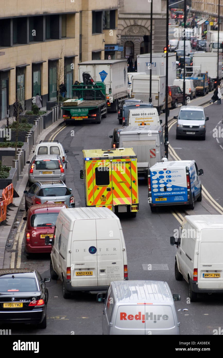 London-Krankenwagen-Service-Fahrzeug mit blauen Blaulicht und Sirene auf kämpfen gegen den Verkehr Stockfoto