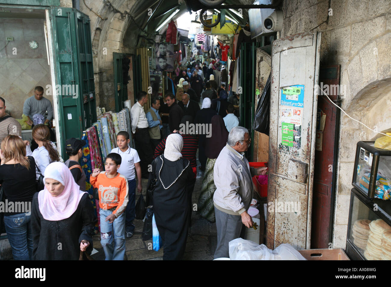 Menschen-Shop auf einem Markt im alten Teil der Stadt von Jerusalem Stockfoto